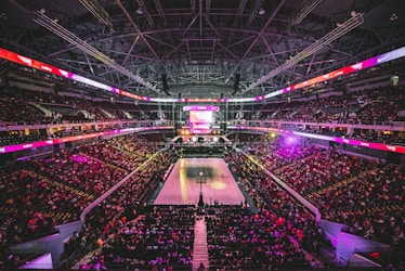 篮球运动员在NBA赛场上高高跃起扣篮的精彩瞬间